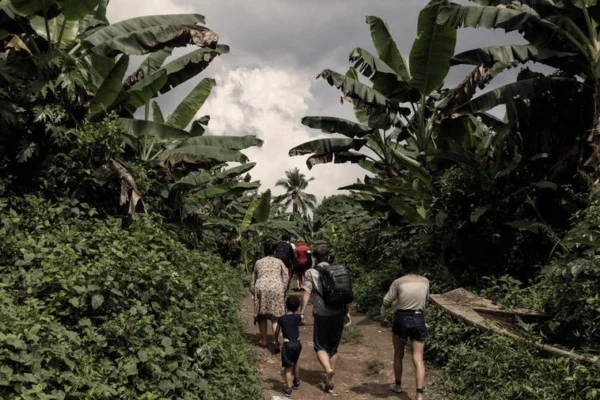 Un grupo de personas refugiadas y migrantes camina hacia el pueblo de Canaan, en el extremo sur de Panamá, tras cruzar el Tapón del Darién. Fotografía: ACNUR/Nicolo Filippo Rosso.