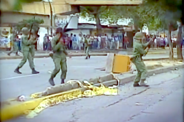 El "Caracazo" fue un estallido social en Venezuela, empezando el 27 de febrero de 1989. El ejército fue enviado a reprimirlo, dejando decenas de muertos y heridos. Fotografía: Prensa Presidencial.