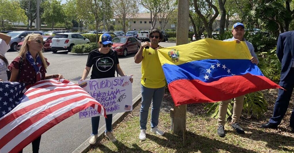 Venezolanos protestan por el TPS. Fotografia