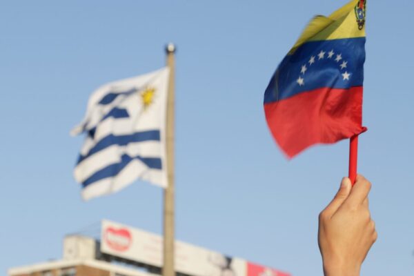 Venezuela y Uruguay oficializan reactivación de relaciones consulares