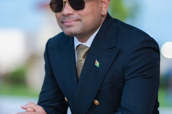 Candidato guyanés Azruddin Mohamed denuncia campaña internacional para desacreditarlo y niega vínculos con Maduro.