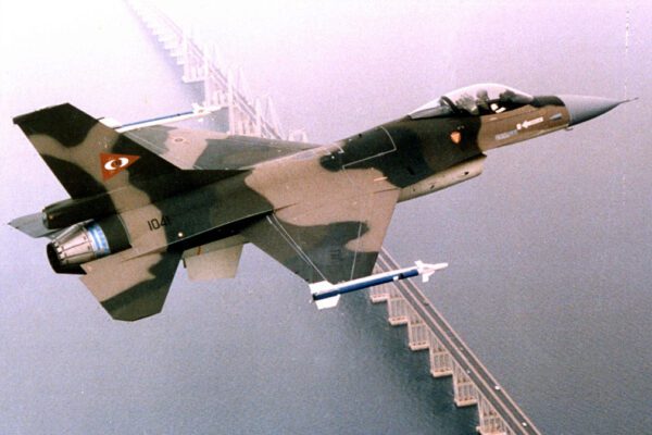 ¿F-16 sobrevuelan buque estadounidense? ¿Qué sabemos hasta ahora?