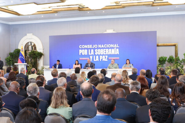 Maduro decretó estado de conmoción exterior