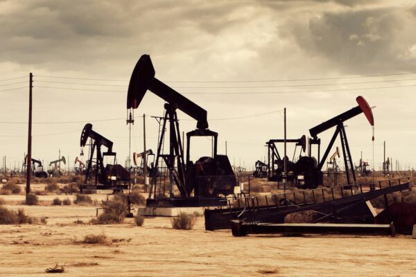 La IEA advierte que sin inversión constante, la producción mundial de petróleo caería 8% cada año