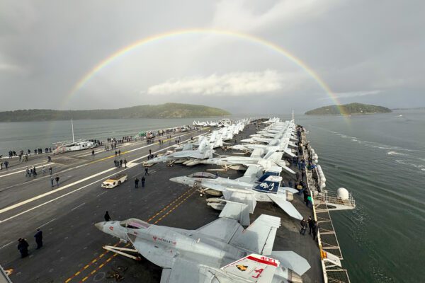 Las tensiones entre Estados Unidos y Venezuela continúan escalando tras el anuncio de Donald Trump de que el espacio aéreo venezolano está cerrado. En la imagen, el USS Gerald R. Ford en Noruega en septiembre de 2025. Fotografía: U.S. Navy / Weston Mohr.